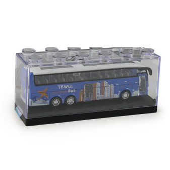 Metalowy autobus dalekobieżny