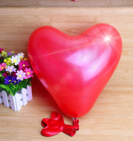 Aga4Kids Lateksowy Balon Serce z LED Czerwony 25 cm