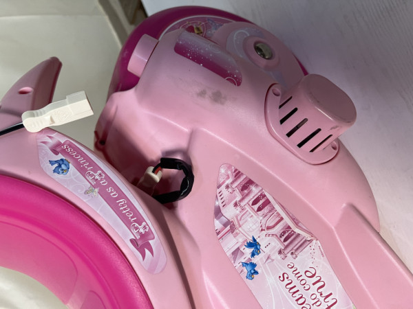Injusa Elektryczny motocykl SKUTER DISNEY PRINCESS 6V